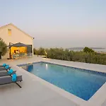 Sole With Private Pool Kaštela