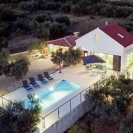 Sole With Private Pool Vila