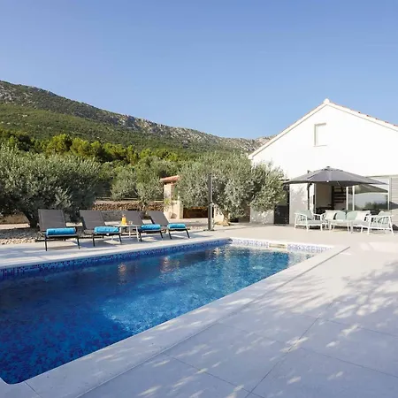 Sole With Private Pool Vila