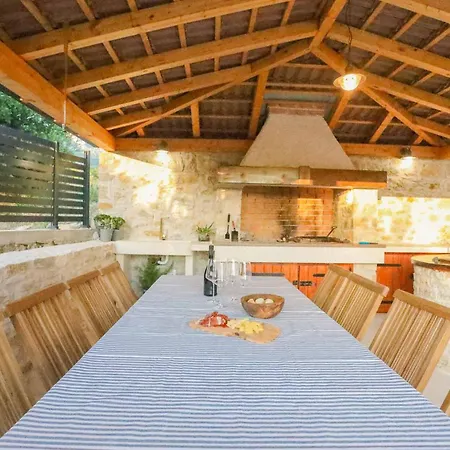 Sole With Private Pool Vila