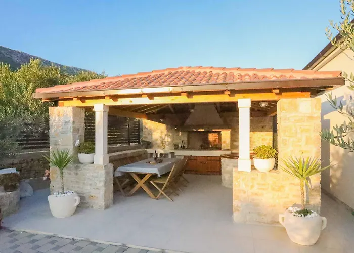 Sole With Private Pool Vila